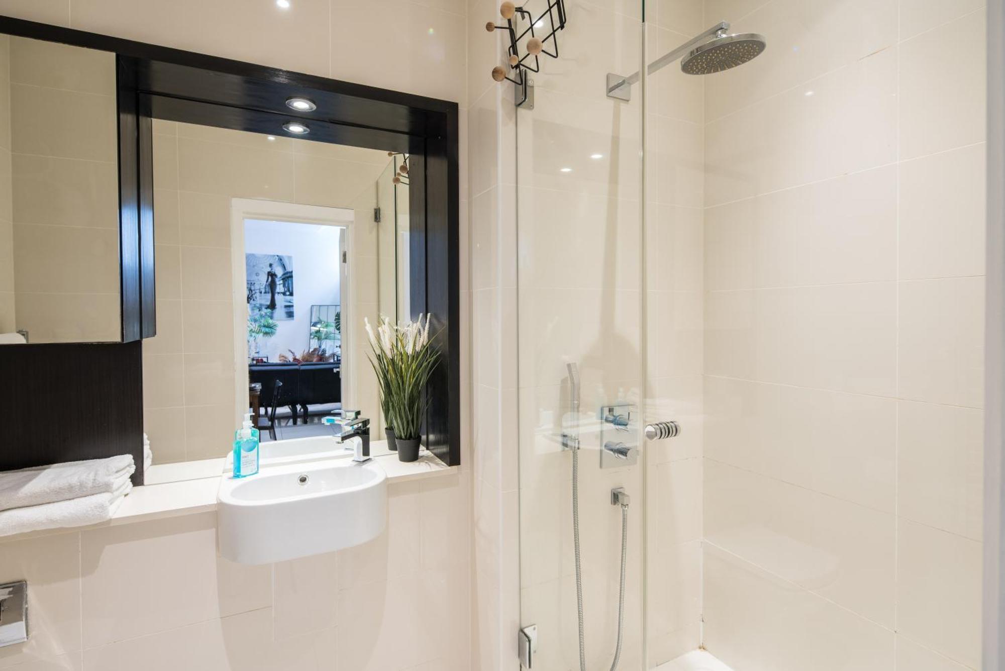Al Central-Soho-Chinatown-Coventgarden-Cozy-Onebed Daire Londra Dış mekan fotoğraf